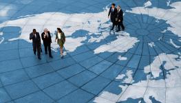  Business people walking on a world map (Jon Feingersh Photography Inc/Getty Images)