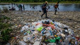 Migrants cross the Tuquesa river near Bajo Chiquito village (ILuis Acosta/Getty Images)