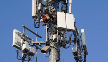 A contract crew from Verizon installs 5G telecommunications equipment on a tower in Orem, Utah, US, December 3, 2019 (Reuters/George Frey)